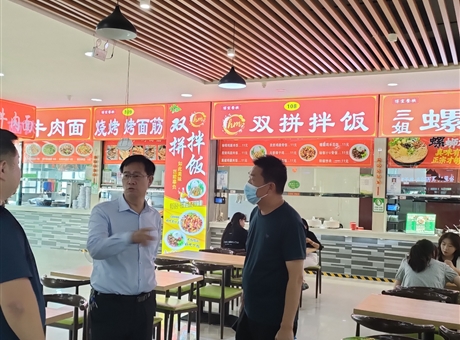 副校長(zhǎng)深入食堂檢查指導(dǎo)，護(hù)航新生就餐“第一餐”